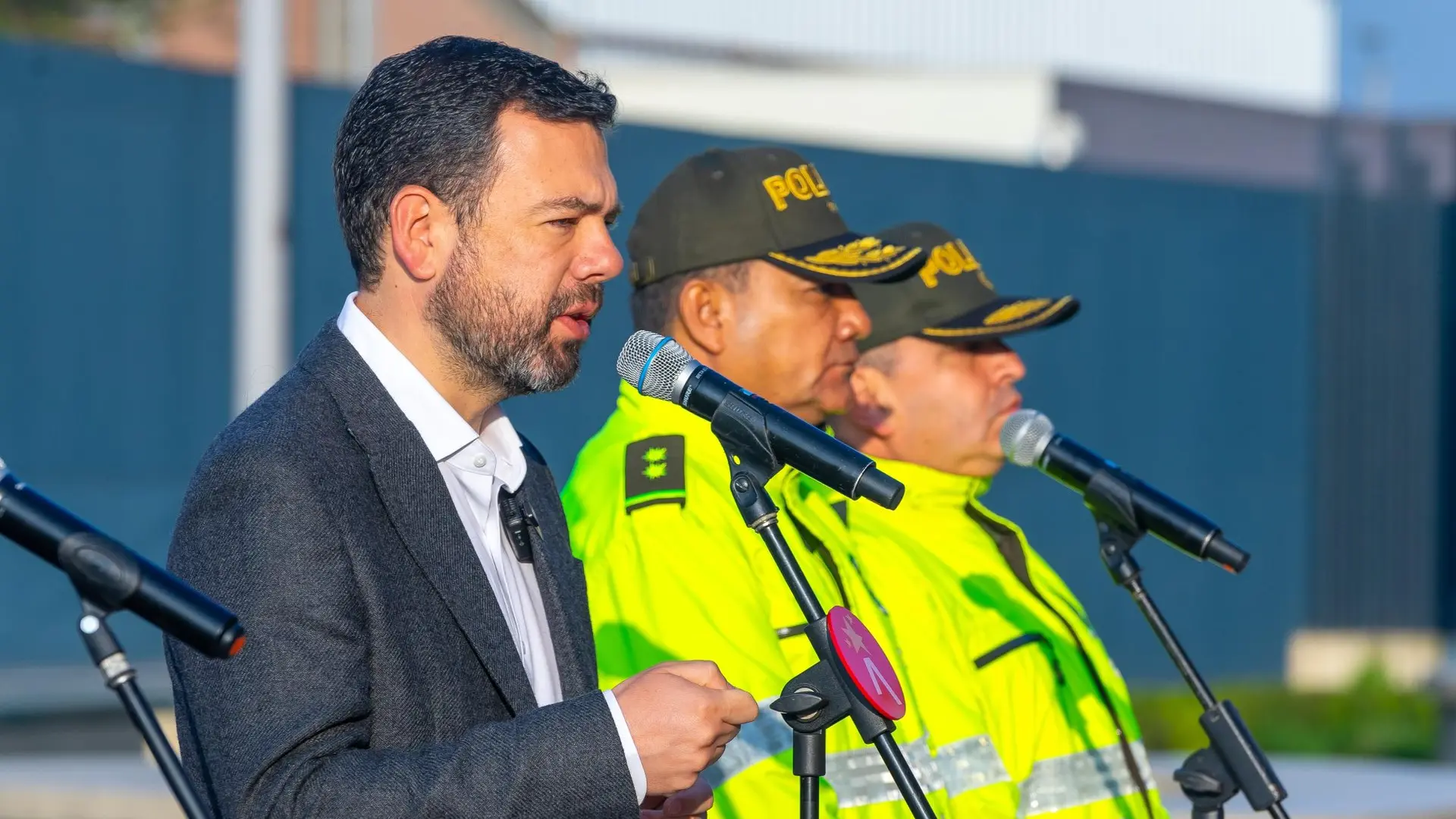 Alcalde Carlos Fernando Galán y Policía Nacional