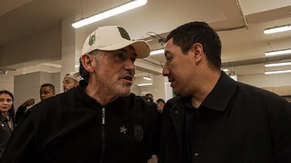 Jugadores de Atlético Nacional celebraron con Efraín Juárez y lo dejaron sin zapatos: primera foto del título