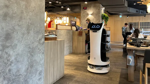 La Inteligencia Artificial llega a la mesa: un robot mesero revoluciona los restaurantes en Bogotá