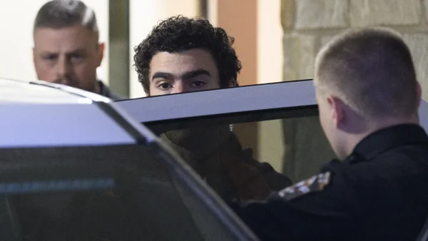 Acusan de asesinato y terrorismo a hombre que mató a CEO de aseguradora en Nueva York