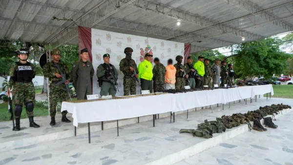 Rescatan a seis menores de 15 años en intensos combates entre el Ejército y EMC Farc en La Plata, Huila Rescatan a seis menores de 15 años en intensos combates entre el Ejército y EMC Farc en La Plata, Huila