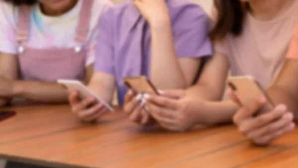 Brasil prohíbe el uso de celulares en escuelas para proteger la salud de los estudiantes