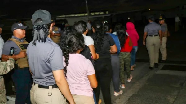 Deportaron a 43 colombianos desde Panamá: cuatro tenían antecedentes criminales graves