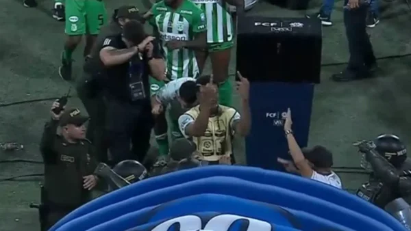 El grosero gesto de un jugador de Nacional a los hinchas del Tolima