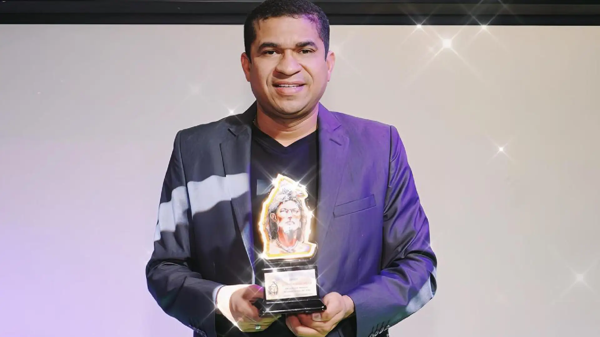Johnny Peña gana premio de Mara de Platino 2023