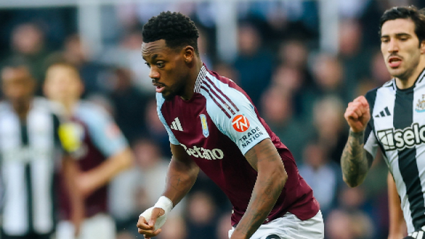 Jhon Durán se fue expulsado en el duelo con Newscastle por temerario pisotón contra rival Jhon Durán se fue expulsado en el duelo con Newscastle por temerario pisotón contra rival