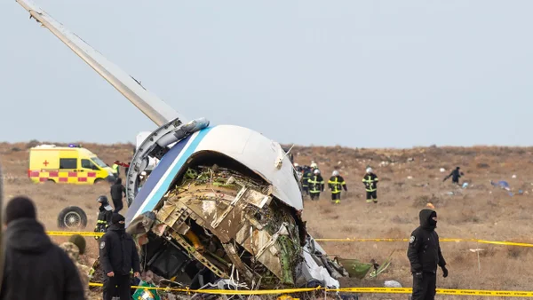 ¿Qué dicen Kazajistán y Azerbaiyán sobre accidente de vuelo comercial?