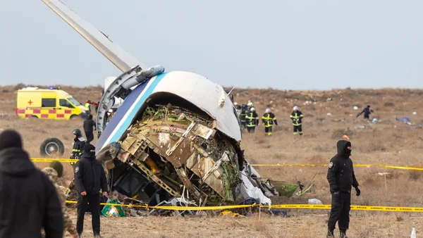 Nueva versión de accidente de avión en Kazajistán indica que la aeronave tuvo “interferencias”
