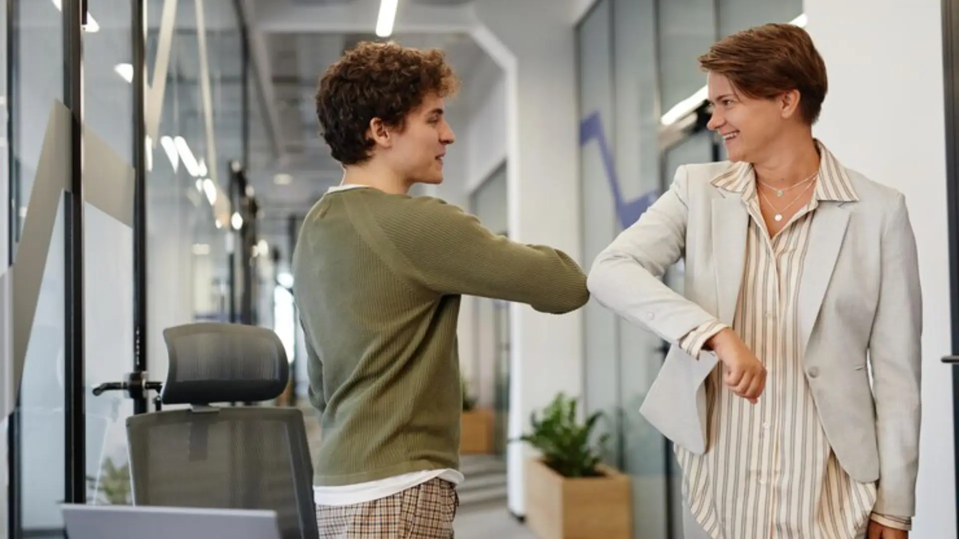 ¿Por qué algunas personas transmiten corriente a otra?