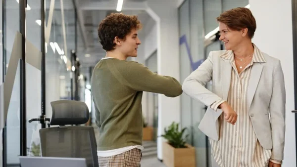 ¿Por qué algunas personas transmiten corriente a otra? La explicación científica detrás del fenómeno