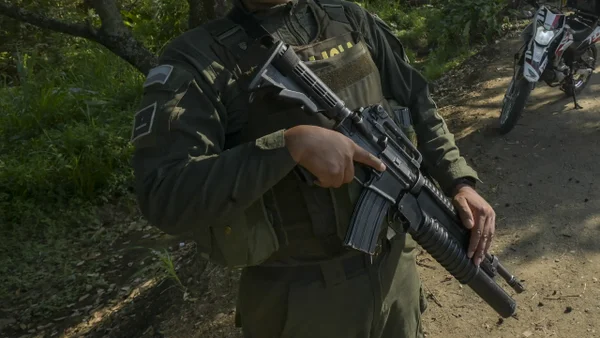 Imputan a policía que habría asesinado a un soldado que disparó contra tres compañeros en Putumayo Imputan a policía que habría asesinado a un soldado que disparó contra tres compañeros en Putumayo