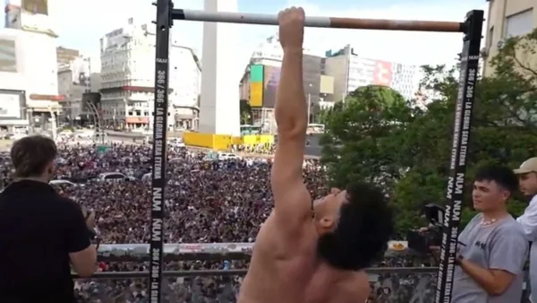 Influencer completó reto de 366 dominadas ante una multitud en el Obelisco