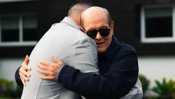 "Maestro, mi familia y yo lo amamos": sentido homenaje de Kevin Roldán a Leo Dan tras su muerte "Maestro, mi familia y yo lo amamos": sentido homenaje de Kevin Roldán a Leo Dan tras su muerte