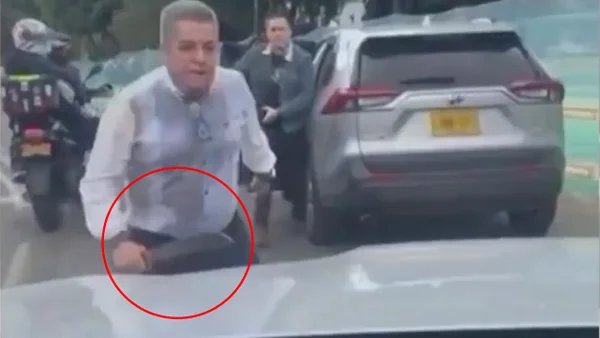 En video: un hombre se bajó de un carro en Bogotá y amenazó a una familia con un machete