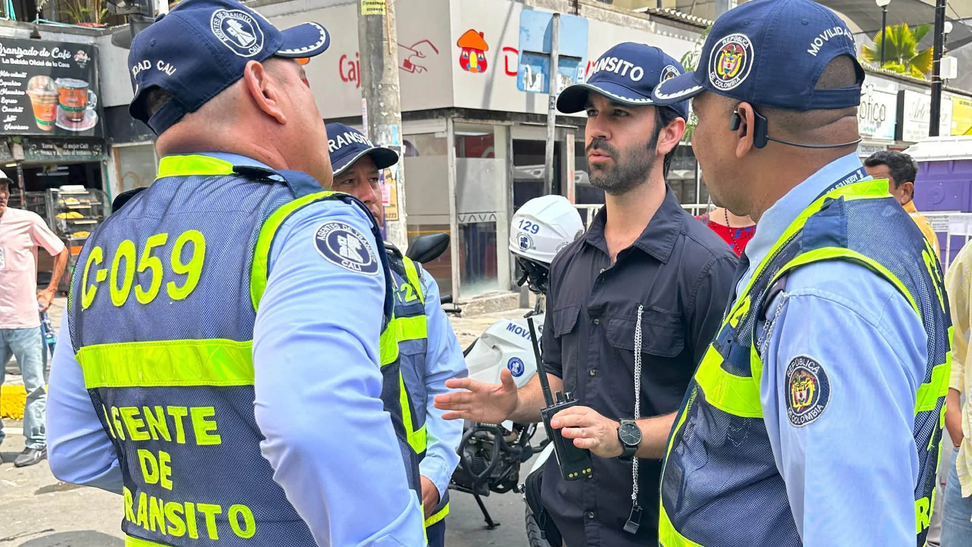Agentes de tránsito y secretario de Movilidad