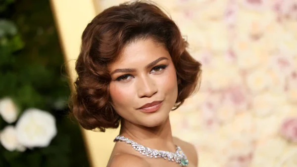 Zendaya deslumbra con su anillo de compromiso en los Globos de Oro 2025