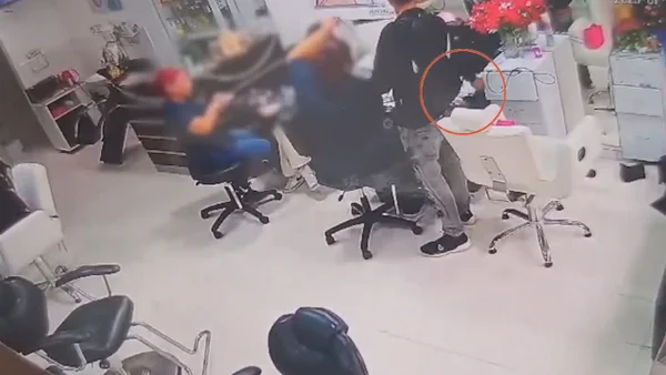 VIDEO | Ladrones aparentaban vender bolsas de basura para hacer de las suyas en Bogotá