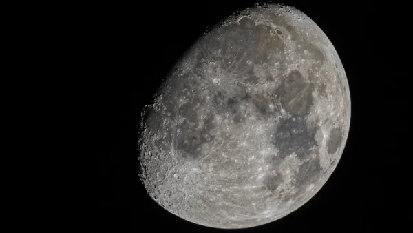 Calendario lunar 2025: Este es el mejor día del año para cortarse el cabello