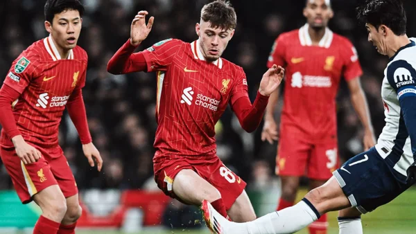 Tottenham consiguió la ventaja mínima frente al Liverpool, con polémica incluida