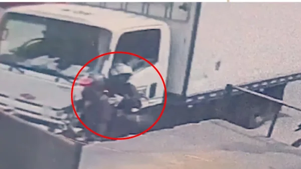 Momento exacto en el que un camión embiste a dos ladrones que acababan de robar en Bogotá