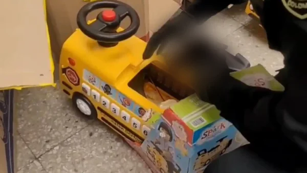 Incautan armas que estaban escondidas en juguetes para niños en el aeropuerto El Dorado