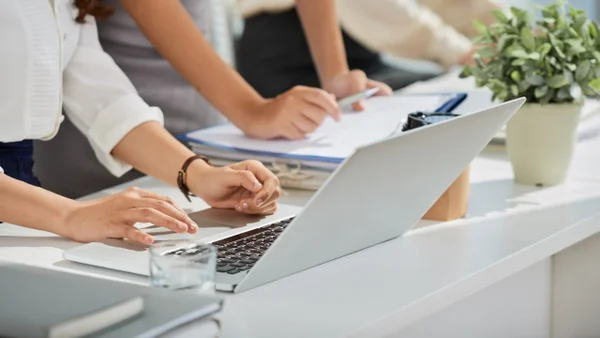 Reducción de la jornada laboral en Colombia: así se calculan las horas extras y recargo nocturno