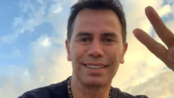 El emotivo gesto que tuvo Jhonny Rivera con una niña fan en plena carretera: video