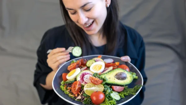 5 ideas de cenas saludables y ligeras para desinflamar el abdomen antes de dormir