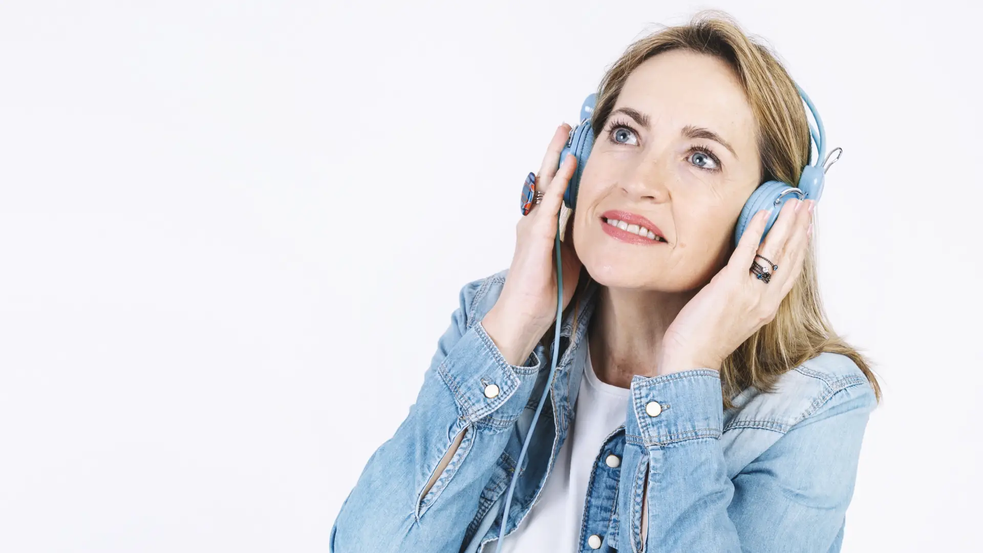 ¿Usar audífonos todos los días puede causar sordera?