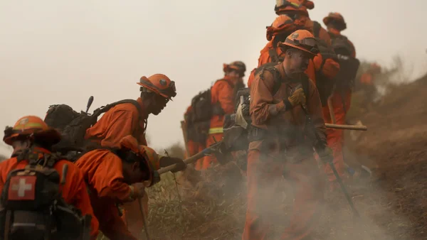 Más de 900 presos luchan contra incendios en Los Ángeles: Kim Kardashian pide mejores condiciones