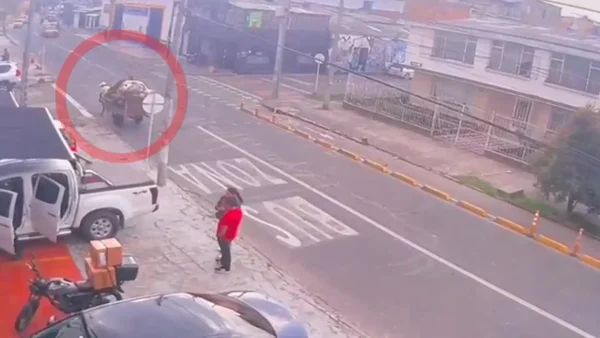 Recicladores falsos fueron sorprendidos adentro de una alcantarilla mientras robaban cable de fibra óptica