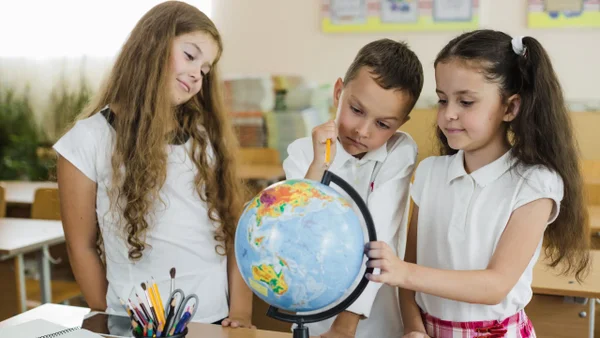 Secretaría de Educación impulsa el bilingüismo en Bogotá: más de 8.000 estudiantes beneficiados