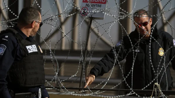 Estados Unidos refuerza seguridad con alambres de púas en cruce fronterizo con México