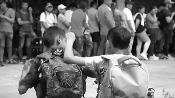 "Son más de 1.800": ¿qué está pasando con los niños que huyeron de la guerra en el Catatumbo?