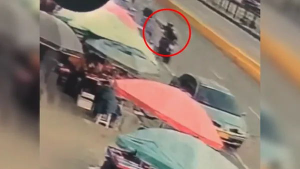VIDEO | Momento exacto en el que una persona es víctima de sicariato en Paloquemao, Bogotá