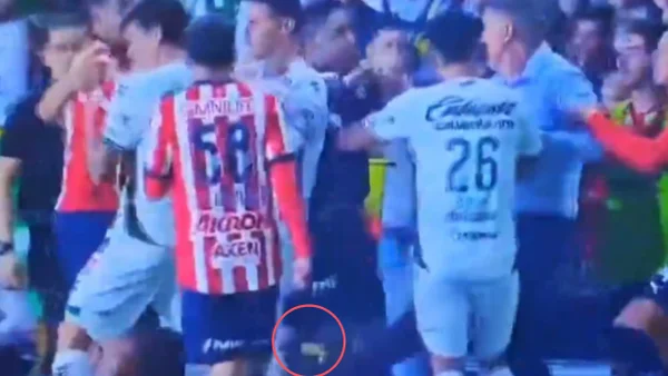 En video: esta fue la patada que el director técnico de Chivas le lanzó a James Rodríguez