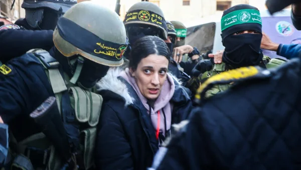 Hamás inicia la entrega de ocho rehenes a Israel, a cambio de presos palestinos