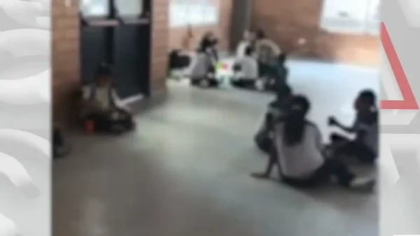 Colegio nuevo y sin pupitres está en jaque en Santander: estudiantes no iniciaron clase como protesta