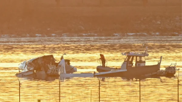 Autoridades de EE. UU. dicen que no hay sobrevivientes del accidente aéreo en Washington