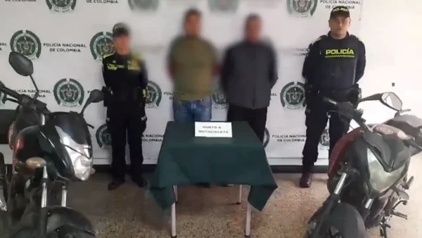 Ojo al video: dos falsos policías intentaron robarse una moto en Bosa Ojo al video: dos falsos policías intentaron robarse una moto en Bosa