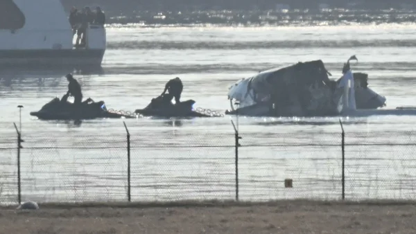 Revelan las primeras identidades de los fallecidos tras accidente aéreo en Washington