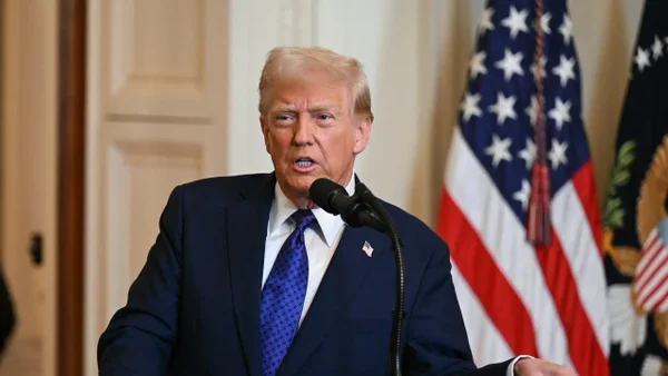 Presidente Trump evalúa nueva prohibición de viajes que afectaría a 43 países Presidente Trump evalúa nueva prohibición de viajes que afectaría a 43 países