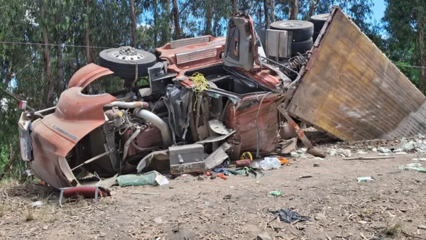 Conductor perdió el control de tractocamión, se volcó y quedó atrapado
