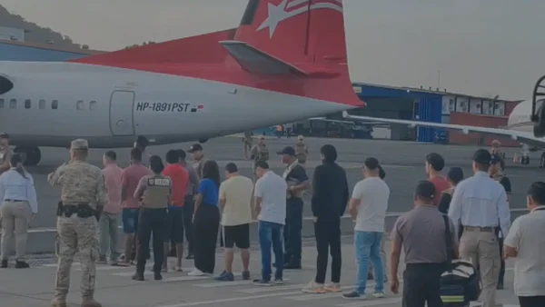 Aterrizó en Rionegro avión proveniente de Panamá con 43 deportados colombianos