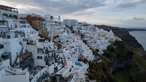 Al menos 6.000 personas abandonaron Santorini, en Grecia, por fuertes sismos