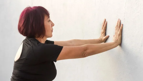 Los mejores ejercicios para eliminar el "brazo de tía" y tonificar los brazos de forma efectiva