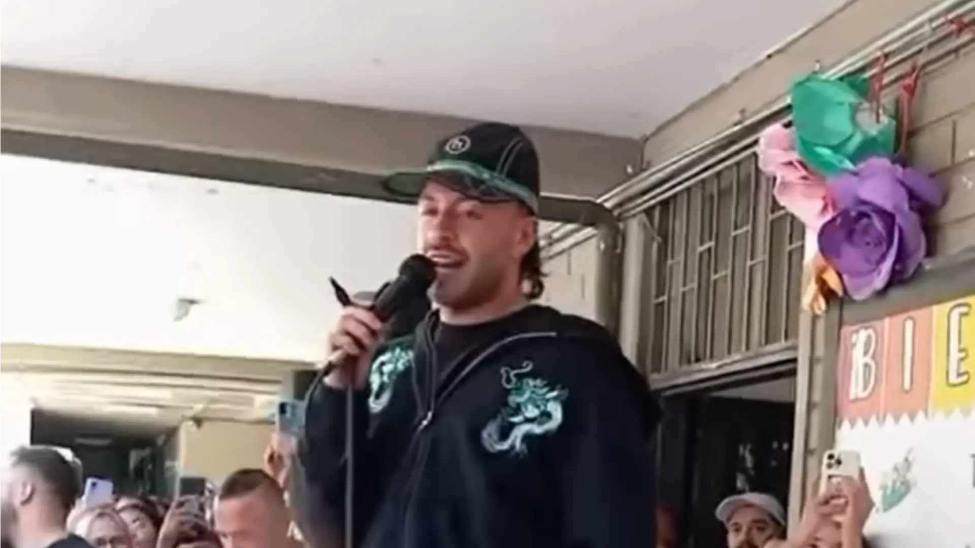 Feid regaló miles de útiles escolares en colegio de Medellín.