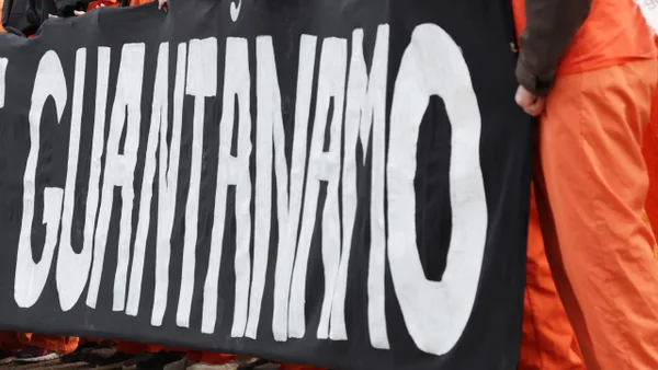 A Guantánamo llegaron los primeros 10 miembros de Tren de Aragua enviados por EE. UU.