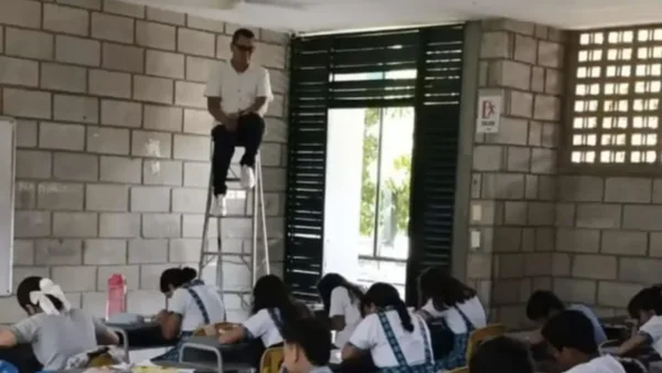Imágenes | 'Profesor vigilante' se subió a una escalera para supervisar a sus alumnos en un examen