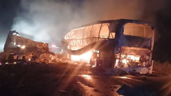 Tragedia en México: 41 muertos en un bus turístico que se incendió tras un choque Tragedia en México: 41 muertos en un bus turístico que se incendió tras un choque